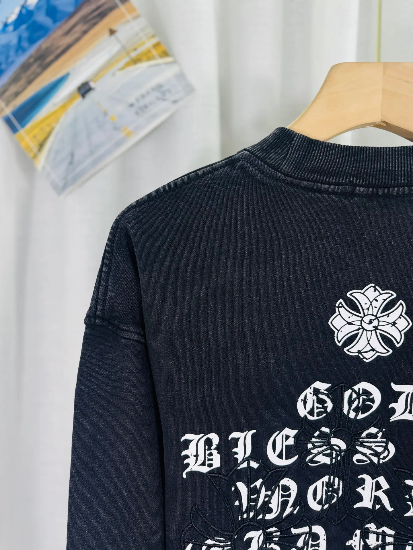 P270 top version, real shot without P, ​​different from market currency) 𝗖𝗵𝗿𝗼𝗺𝗲 𝗛𝗲𝗮𝗿𝘁𝘀/Cro Heart 2025 washed patch embroidery autumn and winter new original single counter American laser burnt 3D three-dimensional color embroidered couple casual sweatshirt 👑The highest version! Customized fabric 430g tripe terry fabric! American acid-washed and distressed original fabric, laser burnt pattern, exquisite embroidery of letters! The best-selling model in the counter, very comfortable to wear. Accessories: original molded and authenticated collar label➕100% silk wash label. Genuine purchase-grade original hangtag➕matching hanging rope➕3D hanging beads➕original packaging bag. Craftsmanship: The original version has consistent wiring! The highest version of the armhole matching technique! Color: Gray Black Size: S M L XL Style No.: 9336